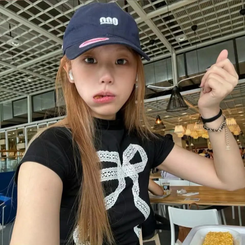 朦胧的山荷叶海报